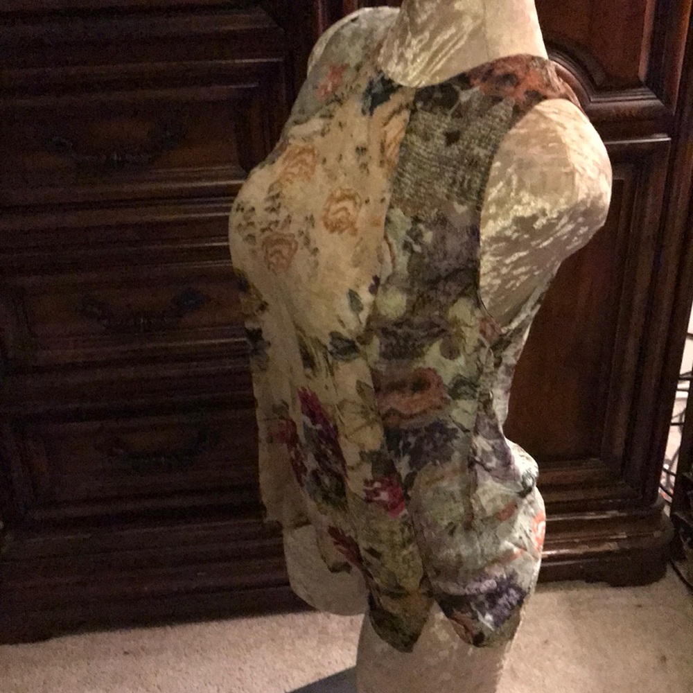 Beautiful blouse - Picture 5 of 5